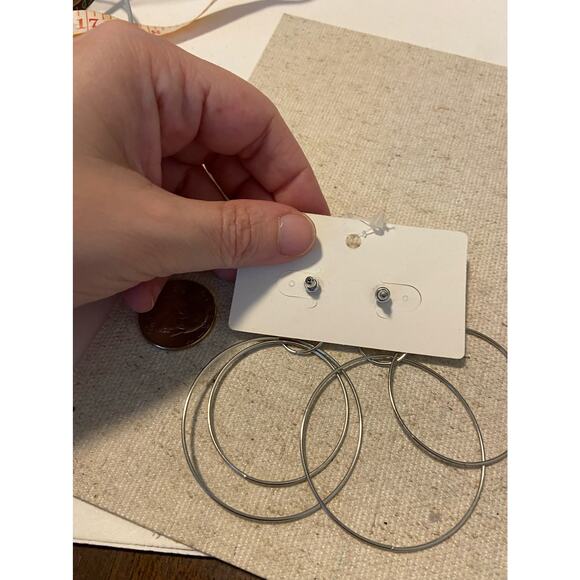 round earrings with red bead accent - Picture 3 of 4